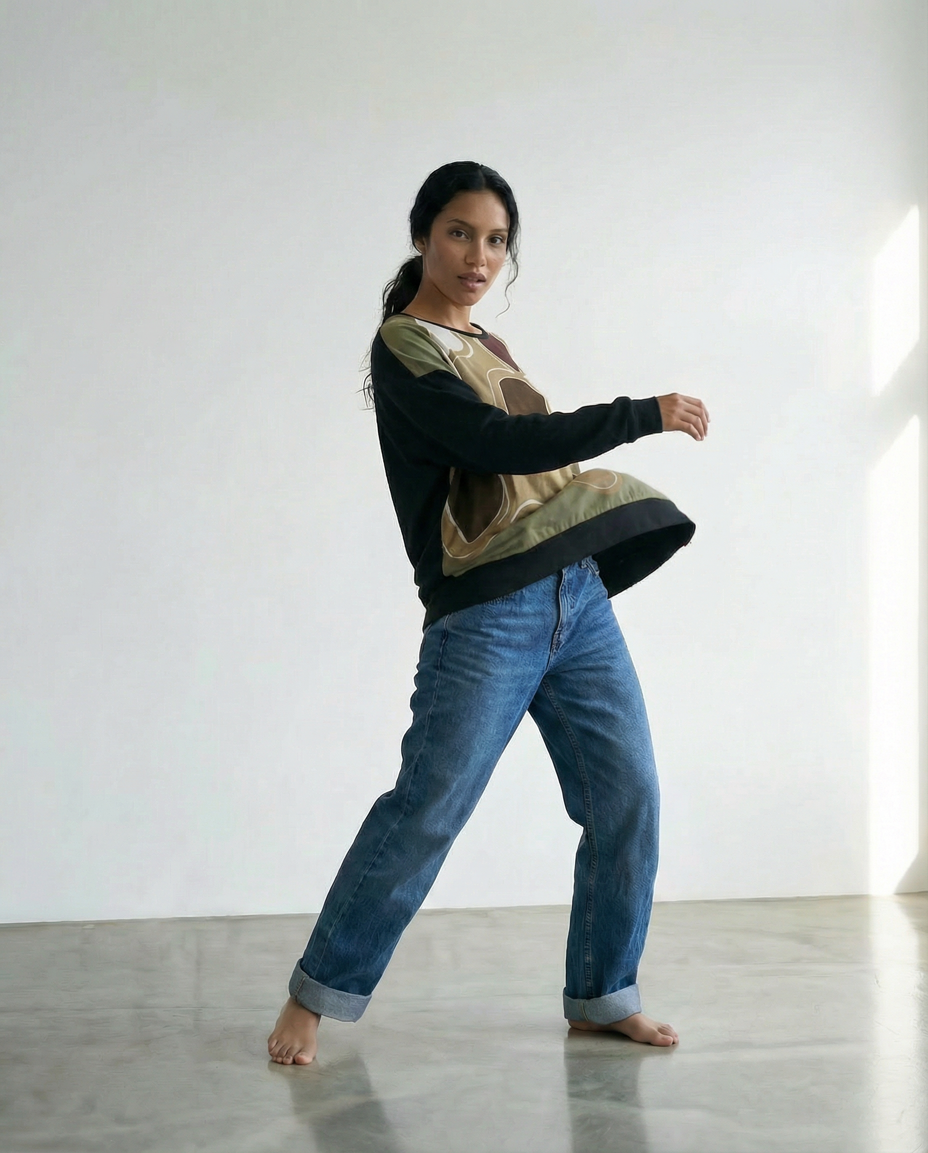 Fotografía lookbook movimiento  remera poncho moda sostenible diseño uruguayo Ana Basanta