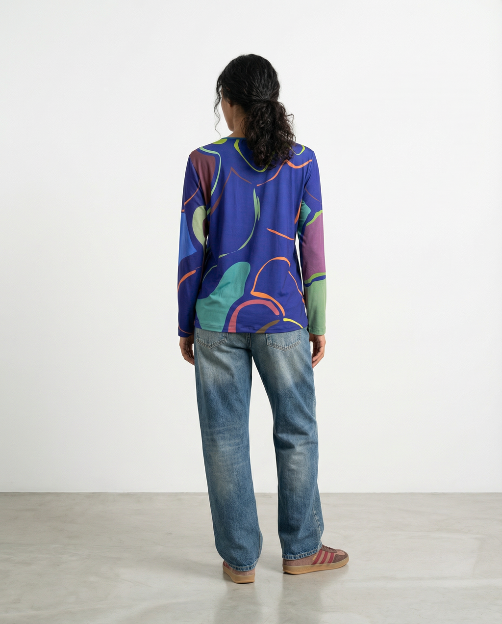 Modelo con remera raiz  estampado Ana Basanta en campaña moda uruguaya