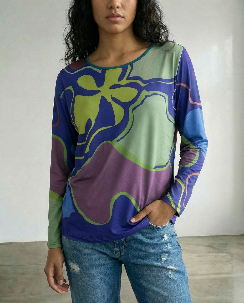 Modelo con remera raiz azul frente estampado Ana Basanta en campaña moda uruguaya. slow fashion