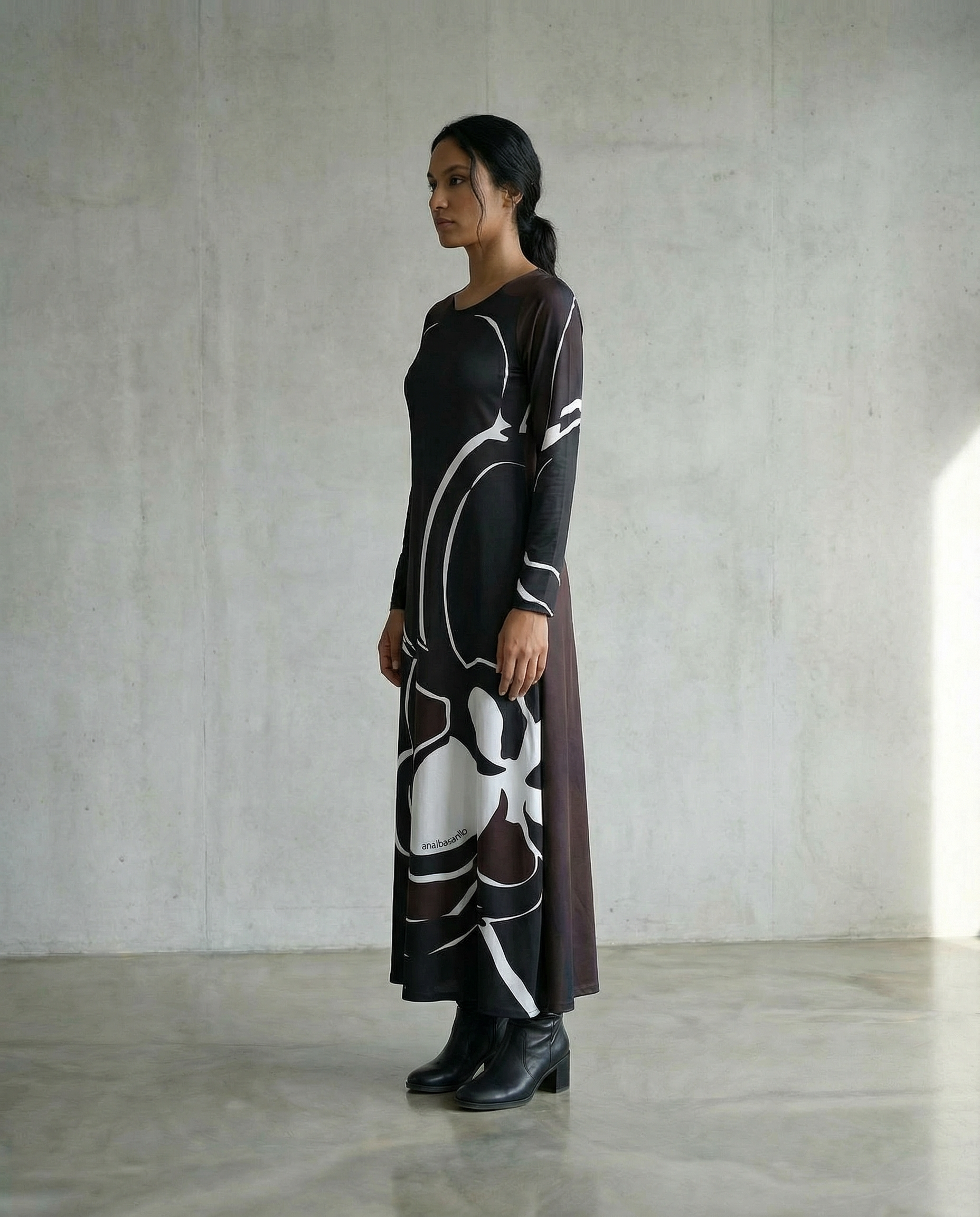 Vestido jersey estampado Raiz Ana Basanta moda de autor uruguayo. perfil