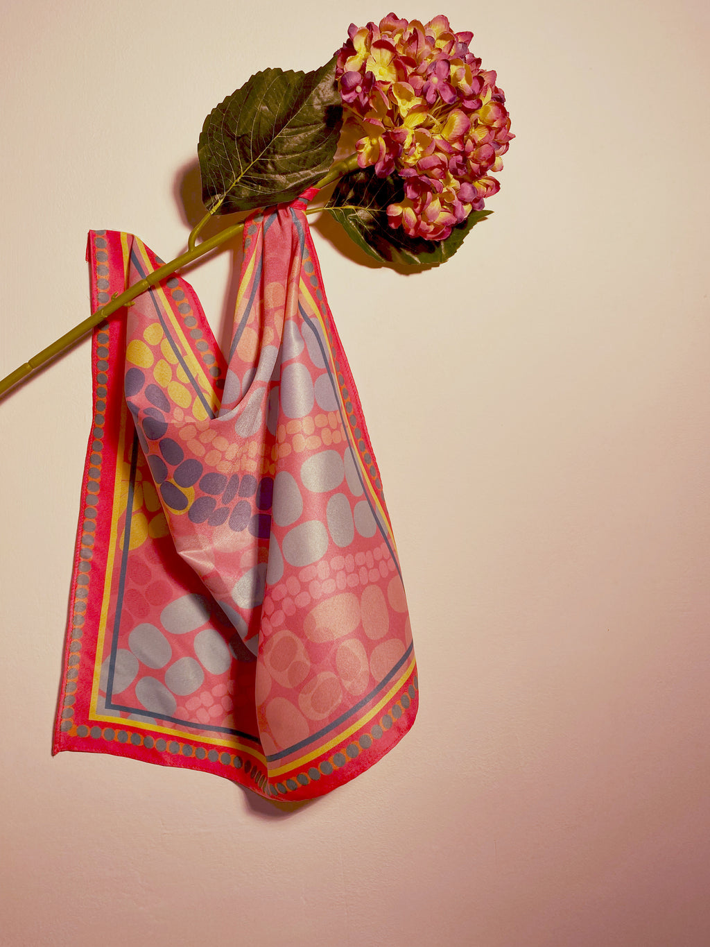 Pañuelo logo fucsia